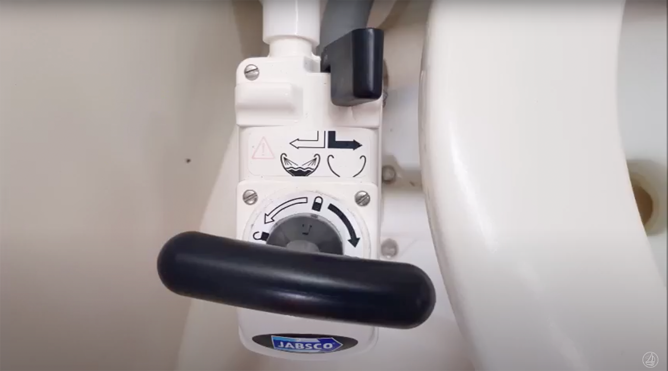 Pumphebel einer Bordtoilette mit Symbolen für Spülen und Entlüften, Hersteller Jabsco.